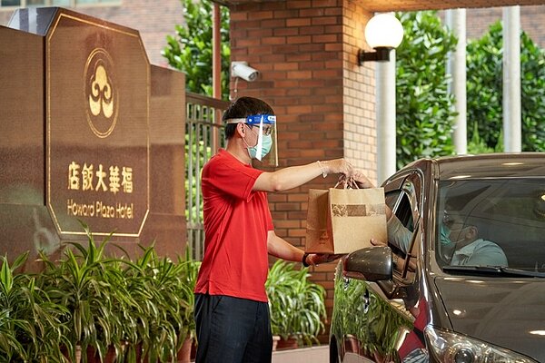 即使開放內用,目前飯店的外帶餐飲也會持續服務。圖/台北福華提供