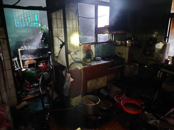 新竹縣新埔鎮文山路一處民宅昨天清晨6點多發生火警，初步調查起火原因疑似廚房的電鍋插頭積油汙導電，造成短路過熱著火。圖／消防局提供