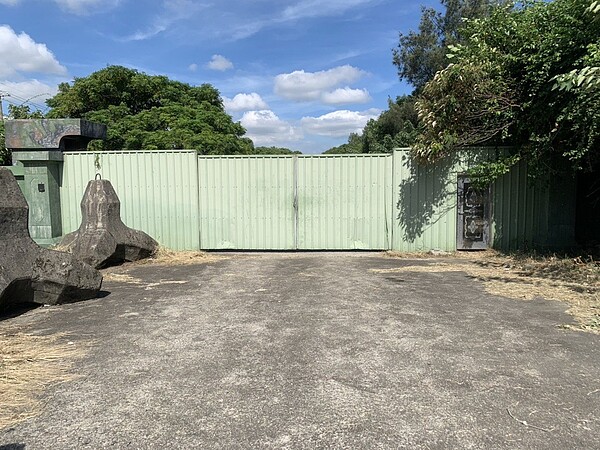 前林口飛彈基地閒置多年，成生存遊戲玩家熱點，營區大門疑並未上鎖，軍方遭疑疏於管理。記者楊湛華／翻攝