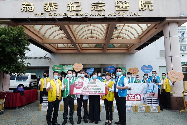 竹苗區永慶房產集團旗下加盟店東,共同捐贈唾液型快篩試劑予為恭醫院。圖/永慶提供