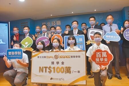 新北7所公立技術型高中與美國箴言高中簽訂雙聯學制合作備忘錄，畢業即可取得美國、台灣2張高中文憑。圖／記者陳慰慈攝