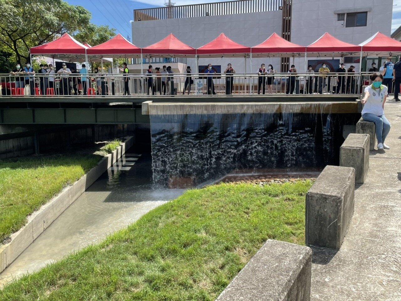 新北市府在鴨母港溝施作抽水站防洪工程、設置汙水截流站、渠底改善工程等,改善汙水問題。記者張睿廷/攝影