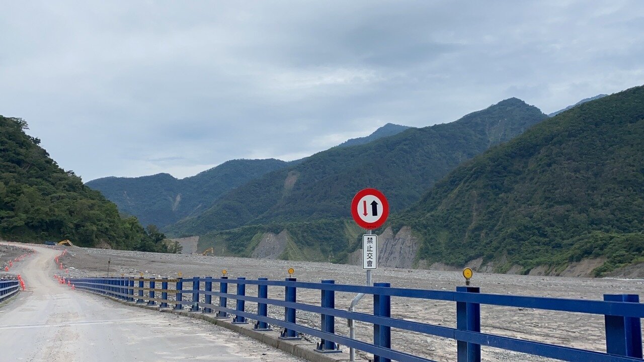 高雄明霸克露橋遭沖斷第25天,甲仙工務段緊急搶通簡易便道,持續加強路面加固工程。記者劉學聖/攝影