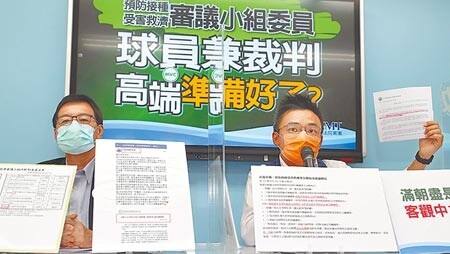 新冠肺炎疫苗出現疑似接種後死亡案例，立法院國民黨團總召費鴻泰（左）與國民黨立委洪孟楷(右)30日召開記者會質疑，馬偕兒童醫院醫務部主任邱南昌、台大醫院小兒部主任黃立民與中山附醫主治醫師林靜儀擔任預防接種受害救濟審議小組委員，卻參與高端疫苗研究計畫或幫高端說話，恐球員兼裁判。圖／記者季志翔攝影