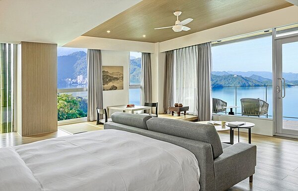 旅客可以在大窗環景窗檯前享受日月潭美景。圖/承億文旅提供