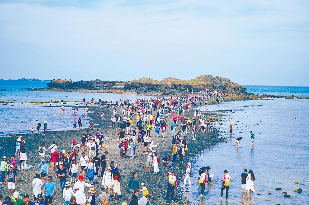 國旅券可直接用於旅行社、觀光旅館、旅館、民宿及觀光遊樂業。圖為昔日澎湖旅遊盛況。(雄獅旅遊提供/陳祐誠傳真)