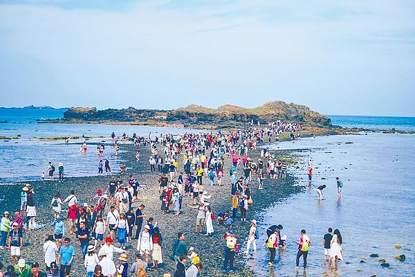 國旅券可直接用於旅行社、觀光旅館、旅館、民宿及觀光遊樂業。圖為昔日澎湖旅遊盛況。(雄獅旅遊提供/陳祐誠傳真)