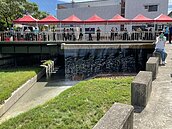 蘆洲鴨母港溝整治　汙臭全消失