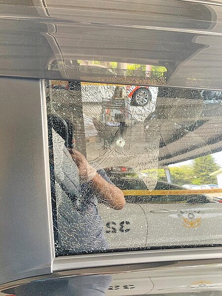 國道一號中山高速公路接連發生槍擊案,警方追查竟然都只因為行車糾紛所致,國道三隊警方調閱相關監視器畫面,30日宣布逮捕開槍的李姓男子,訊後依殺人未遂與公共危險等罪嫌移送法辦。(警方提供/吳建輝彰化傳真)