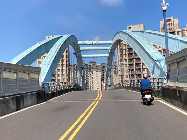 三峽八安大橋進行鋼纜振動測量，將分兩階段封閉。圖／新北市政府提供