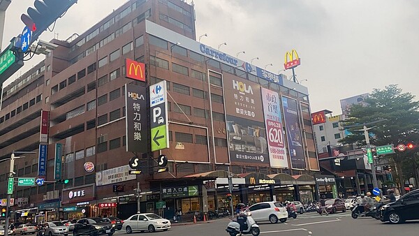 竹北家樂福停車業者違法經營,縣府罰7次均繳罰了事,遭勒令9月26起停業。圖/新竹縣交旅處提供