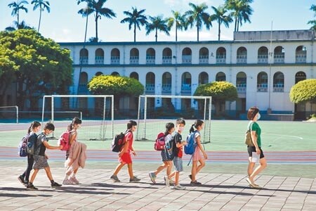 經過3個半月後，小學生昨日再次踏入校園，台北市中山國小校長陳冠英表示，返校日原班級導師會帶領學生一一前往新年級，與新年級導師交接。圖／記者杜宜諳攝影