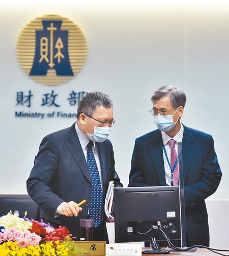 財政部8月31日舉行記者會，財政部長蘇建榮（左）與國庫署署長蕭家旗（右）互相交換意見。（顏謙隆攝）