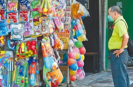 新冠肺炎疫情趨緩,行政院規畫推出振興5倍券,最快10月上路,內含3張1000元、2張500元、5張200元,共計10張。北市一間書局雜貨店,行人來往只有觀看,買氣低迷。圖/記者陳俊吉攝影