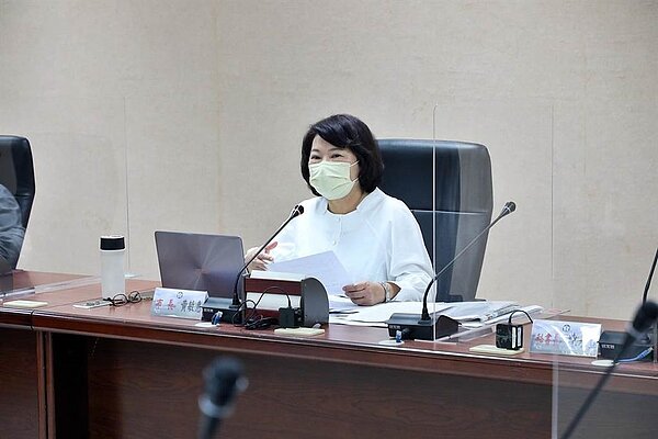 嘉義市長黃敏惠宣布普發2000元對象,是8月24日前設籍的市民,也包含當天遷入者。圖/嘉義市政府提供