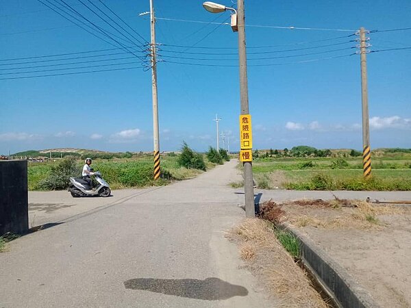 苗栗縣苑裡農地重劃區交通事故頻傳,警方在易肇事路段設置告示牌、爆閃燈等設施。提醒用路人注意。圖/通霄警察分局提供