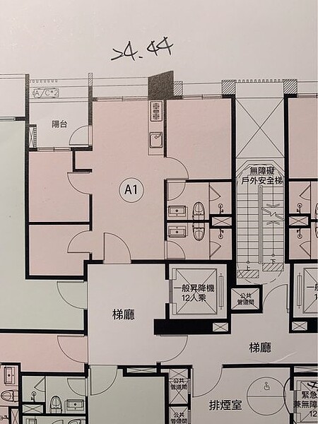 原PO在文中也附上該物件的格局平面圖，為3房1廳2衛的房型，附有一個陽台，電梯就位於大門一開的左側，相當靠近。圖／翻攝自ptt