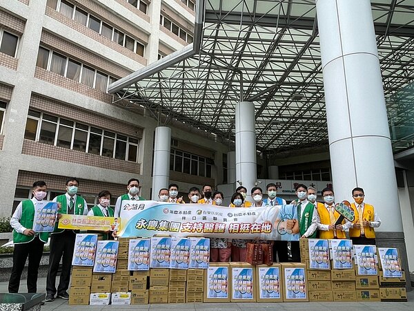 永慶房產集團公益月,林口與龜山加盟店東捐贈中秋節蛋黃酥禮盒給林口長庚醫院在地醫護,邀醫護共同度過佳節!圖/永慶房產集團提供