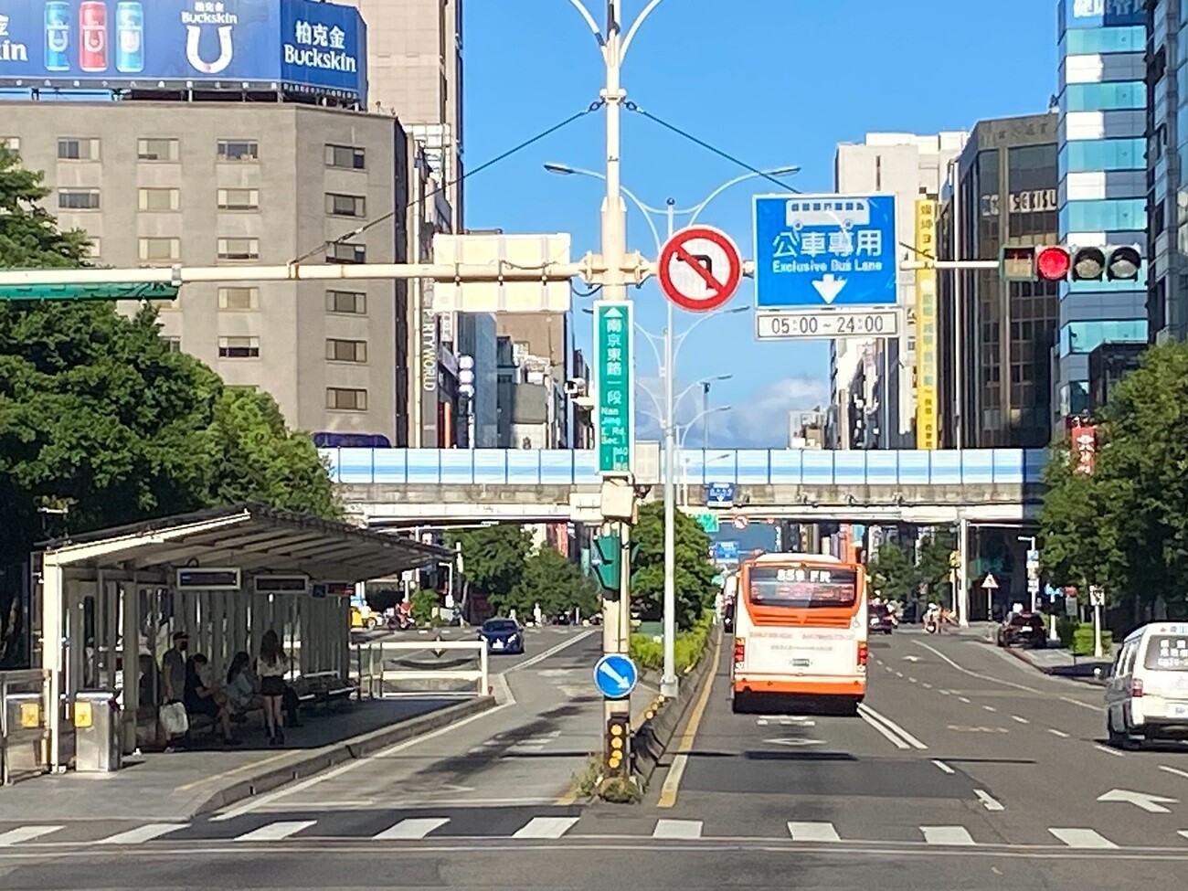 被視為「台北華爾街」的南京東路，近年壽險、建商湧入購地都更開發，掀推案熱潮，區域指標個案總銷規模超過400億元。圖／好房網資料照