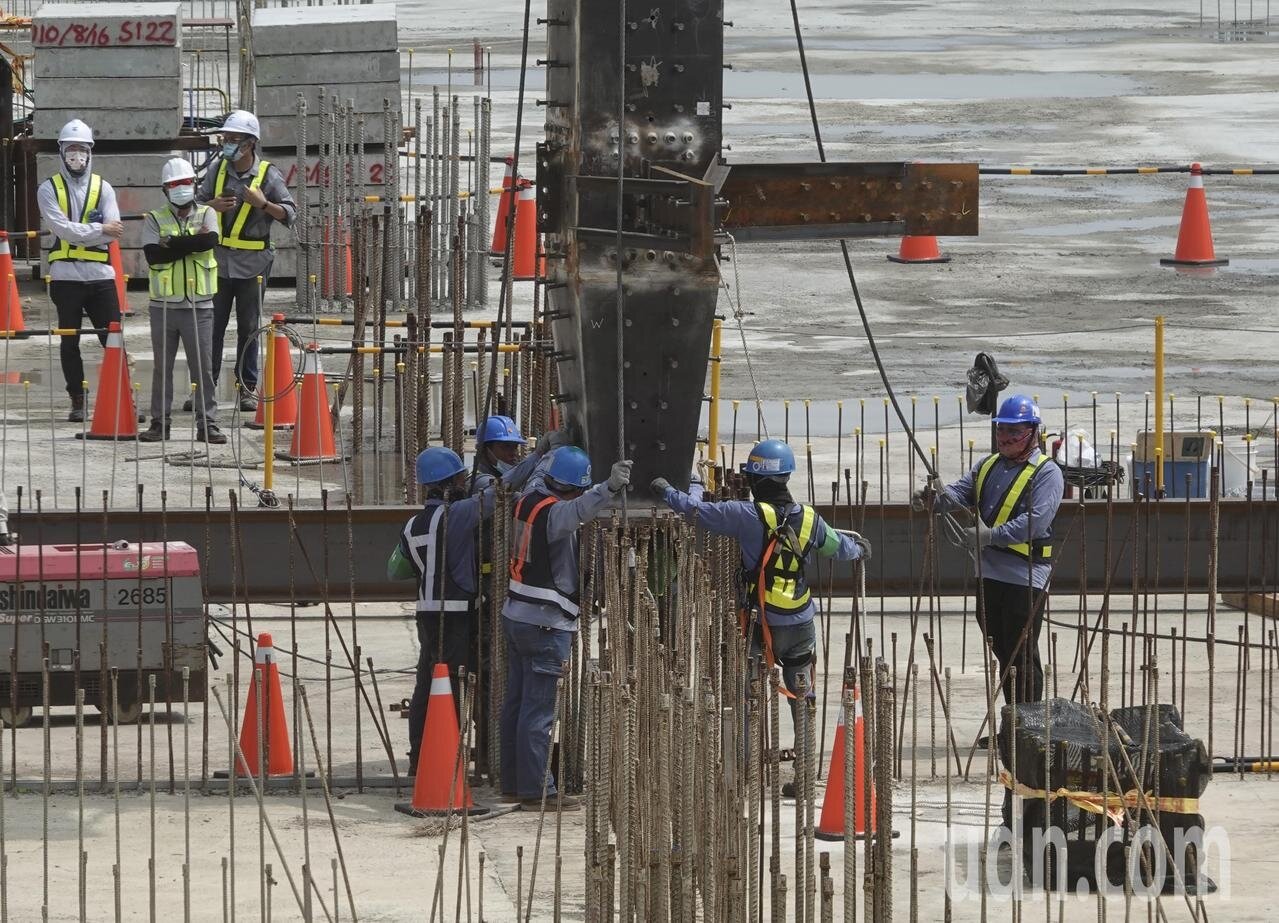 桃園機場公司第3航廈工程組立首支鋼柱的歷史時刻。記者陳嘉寧/攝影