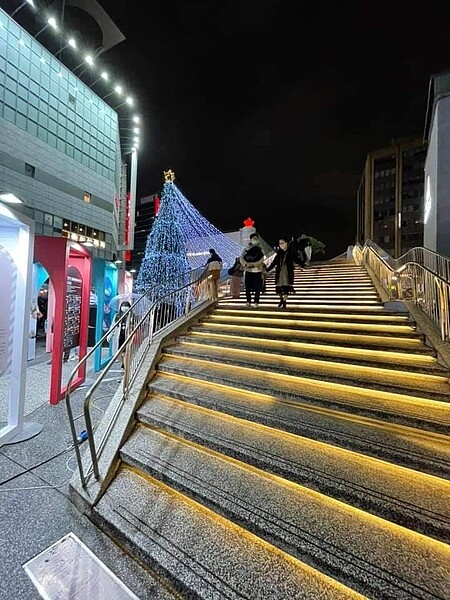 夜景烘托下的線形公園。圖／洪振恆提供