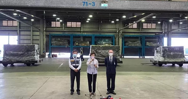 攜帶台灣首批輝瑞BNT疫苗的班機抵台,慈濟基金會執行長顏博文(右起)、台積電慈善基金會董事長張淑芬和中央流行疫情指揮中心指揮官陳時中接機。圖/記者鄭超文攝影