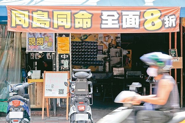 行政院振興五倍券方案日前出爐，中秋節過後，數位五倍券將開放綁定，待紙本五倍券開始配發後，一起開放使用，屆時才能刺激內需消費。記者葉信菉／攝影