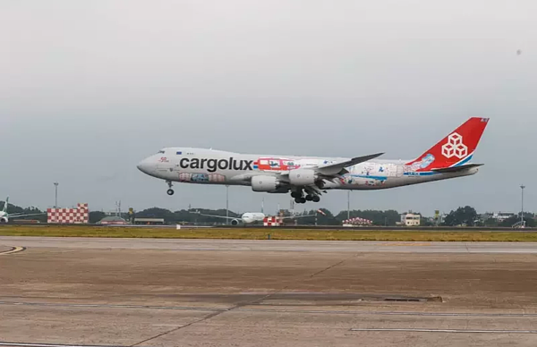 攜帶台灣首批輝瑞BNT疫苗的班機,台灣時間2日上午7時抵達桃園機場。記者鄭超文/攝影