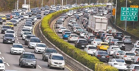 交通部高速公路局研判,平常周末國道5號已有壅塞情形,中秋節連假國5塞車勢所難免,除規畫各種管制方案外,也建議民眾多利用台2線、台9線替代道路。(本報資料照片)