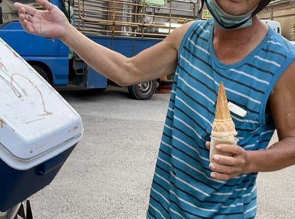 桃園中壢新生路強迫推銷的黃姓冰淇淋業者,1支要叫100元,警方依社維法函送桃園地方法院簡易庭裁處。記者翁唯真/翻攝