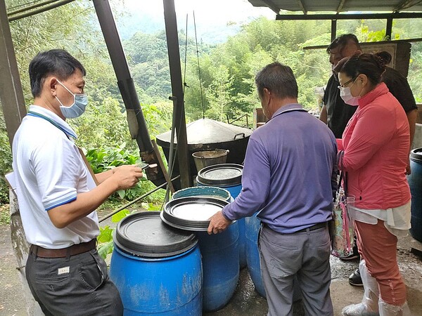 嘉義縣非洲豬瘟聯合稽查小組，首日完成轄內23場疑似廚餘豬場逐場稽查，查獲2個小型養豬場違規使用廚餘等違法情事。記者魯永明／翻攝