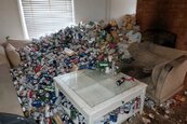 房客1年沒繳租還留「8千啤酒罐+1浴缸糞便」　他清理吐了20次