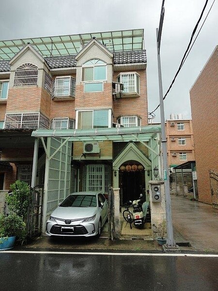 觀音區六合三街的4層樓透天別墅,屋齡僅15年,這次也將法拍。圖/桃園分署提供