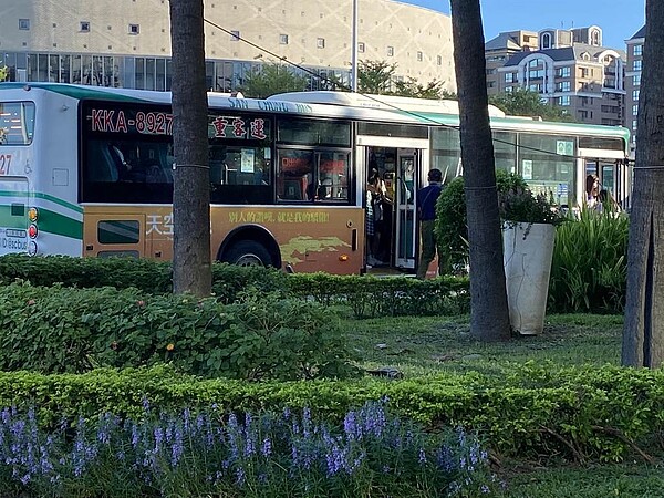 高中學生上課多數搭乘公車通勤，車上像擠沙丁魚，無法保持安全社交距離。（游念育攝）