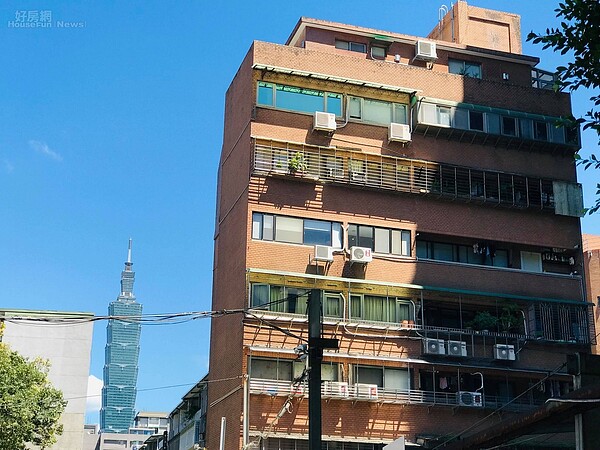 來台8年的香港YouTuber Franky分享台、港中古屋交易流程差異。圖/好房網News記者黃暐迪攝