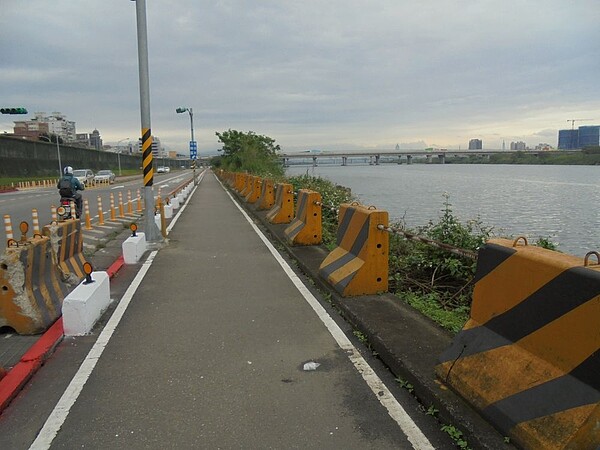 大漢溪左岸新海橋至大漢橋間自行車道寬度不足。圖／新北市府提供