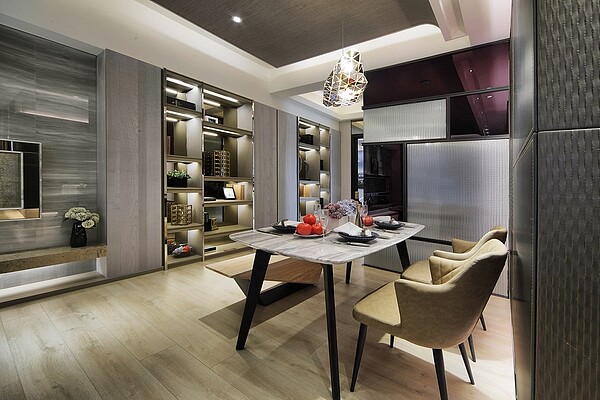 室內地板除了廚房外,全都採用德國原裝進口太格木地板,安全無毒、耐刮耐用,防潮性也有水準。圖/富宇上城提供