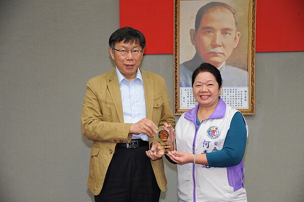 何素蓮榮獲103年度長期照顧社區愛心總動員熱心服務獎。圖/取自臺北美好新視界