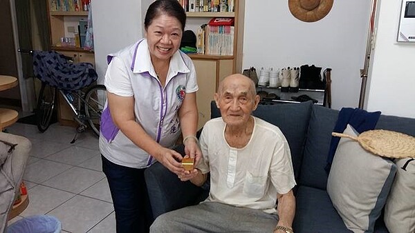 何素蓮長期關愛長者。圖/取自何素蓮臉書