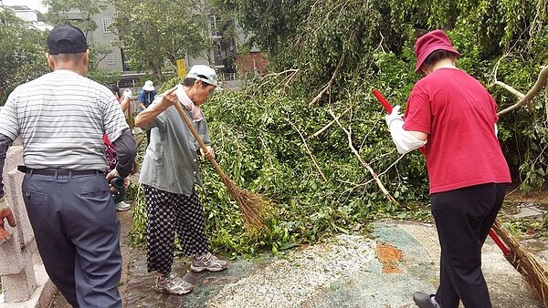 颱風天後何素蓮組織志工一同打掃。圖/取自何素蓮臉書