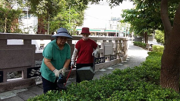 何素蓮親自修剪花木。圖／取自何素蓮臉書