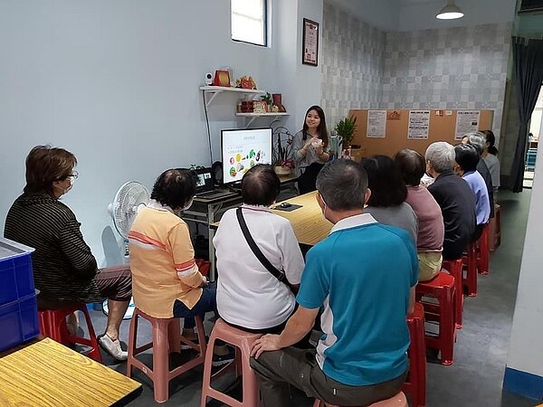 黎順里每週四都會舉辦長者共餐和健康課程。圖/取自卓秀娟臉書