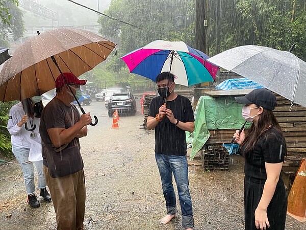 陳盈如在雨中與工作人員商議正事。圖／取自陳盈如臉書