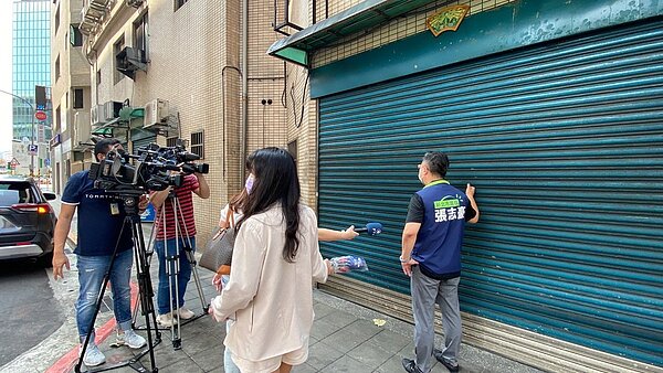 新北市議員張志豪今前往現場，發現餐廳大門深鎖。圖／張志豪提供