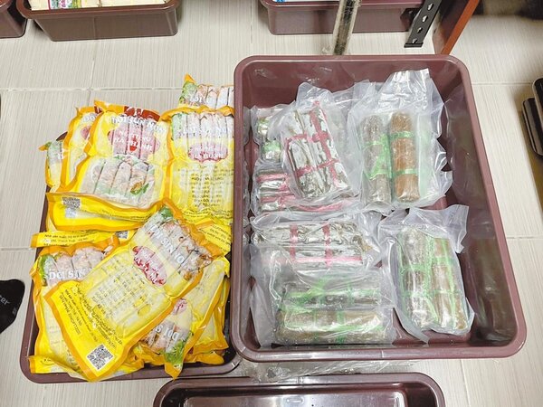 新竹專勤隊在新竹市1家越南雜貨店查出含有非洲豬瘟病毒的肉製品。（新竹專勤隊提供／邱立雅竹市傳真）