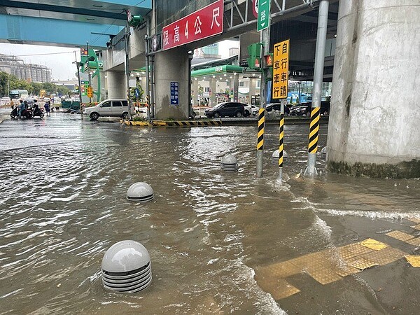 桃園市龜山區文化一路上月底因大雨淹水嚴重。圖／記者陳俊智翻攝