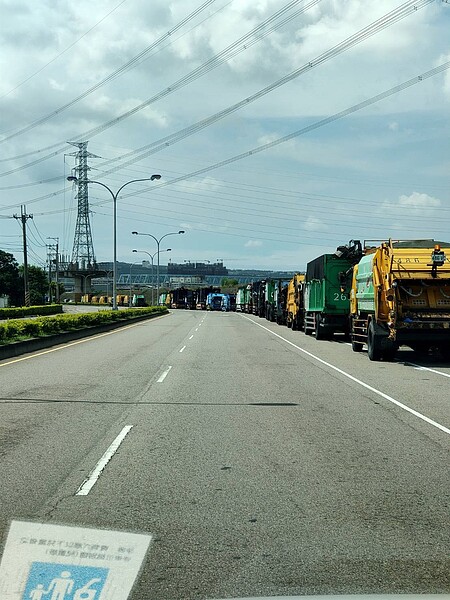 台中市議員陳文政質疑,台中焚化爐量能不足,垃圾車進場得大排長龍。圖/陳文政提供