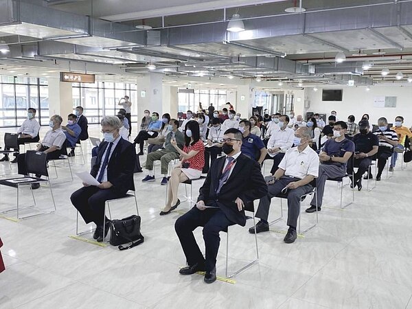 基隆港務分公司今天舉辦基隆港新地標「旅運複合商業大樓」招商座談會,吸引不動產開發等22家廠商參加。圖/基隆港務分公司提供