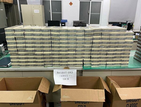 台中港警查獲私菸。圖/台中港警總隊提供