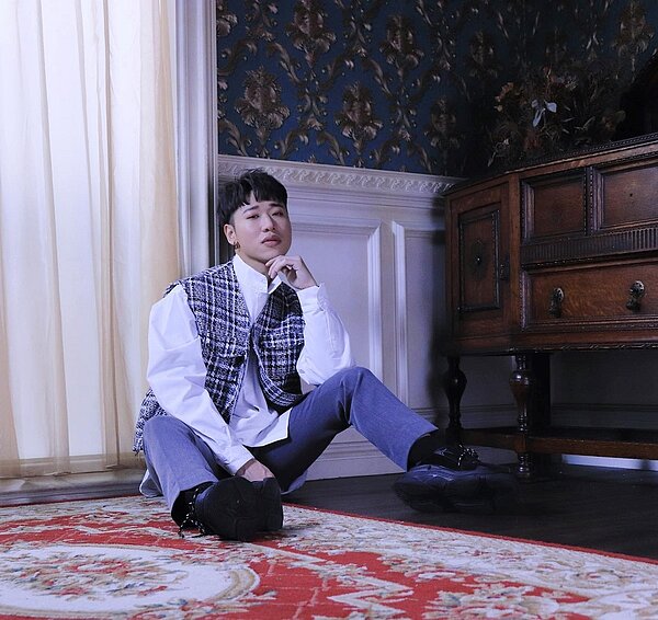 小賴(賴晏駒)演藝事業跟私生活都倒吃甘蔗,但他不安於現狀,「衝動買房」希望自己更有衝勁。圖/取自《賴晏駒 小賴》臉書